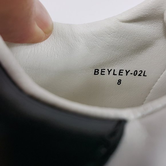 MUDD WOMEN BEYLEY WHITE W/METAL STUDS SIZE 8 - Picture 8 of 10